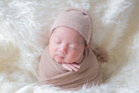 ニューボーン撮影｜おくるみに包まれた眠る赤ちゃん