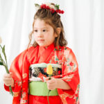 七五三撮影｜女の子が和装姿で花を持ってる