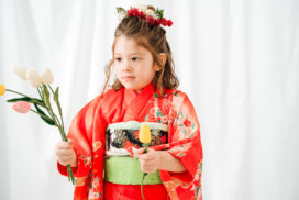 七五三撮影｜女の子が和装姿で花を持ってる