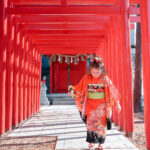 七五三撮影｜和装の女の子が赤い鳥居で写真撮影