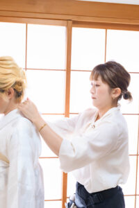 着付けをしている女性