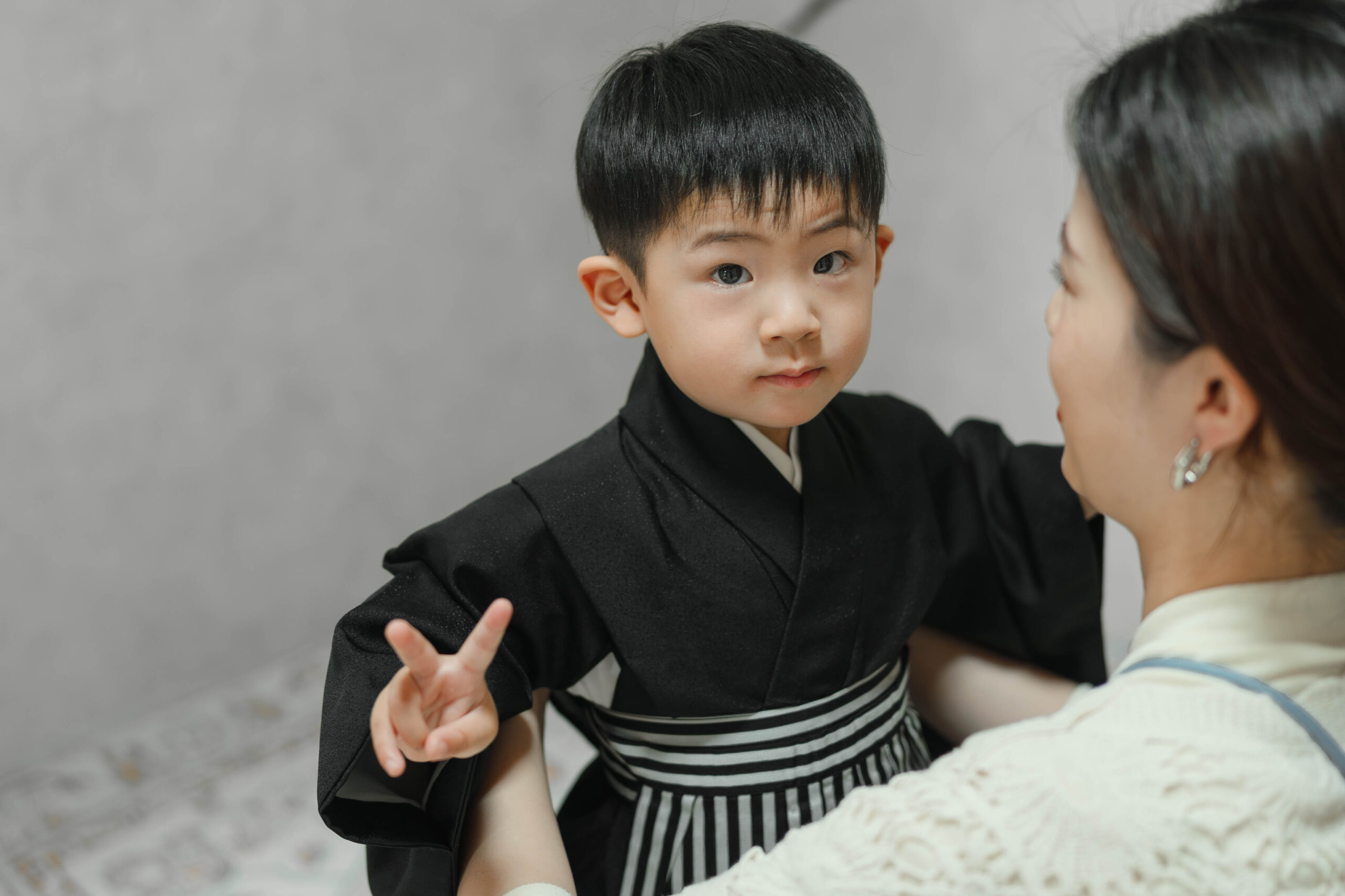 男の子が袴の着付けをされている