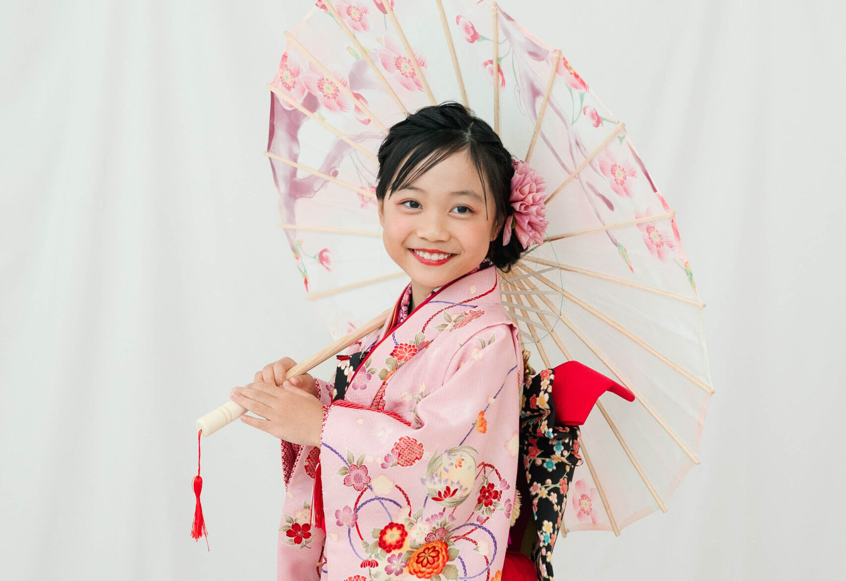 ピンクの着物を七五三撮影を撮る7歳女の子