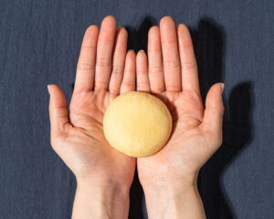 備前屋「手の中のお月さま」商品撮影｜岡崎の老舗和菓子・手土産撮影事例